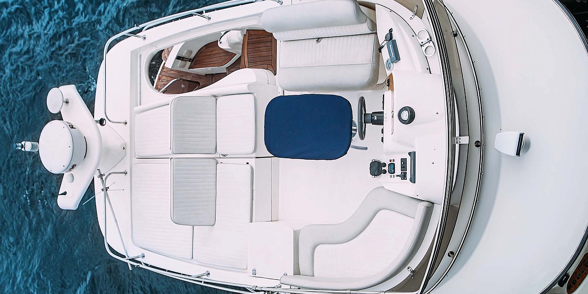 Аренда моторной яхты Sealine 39 АМО в Санкт-Петербурге